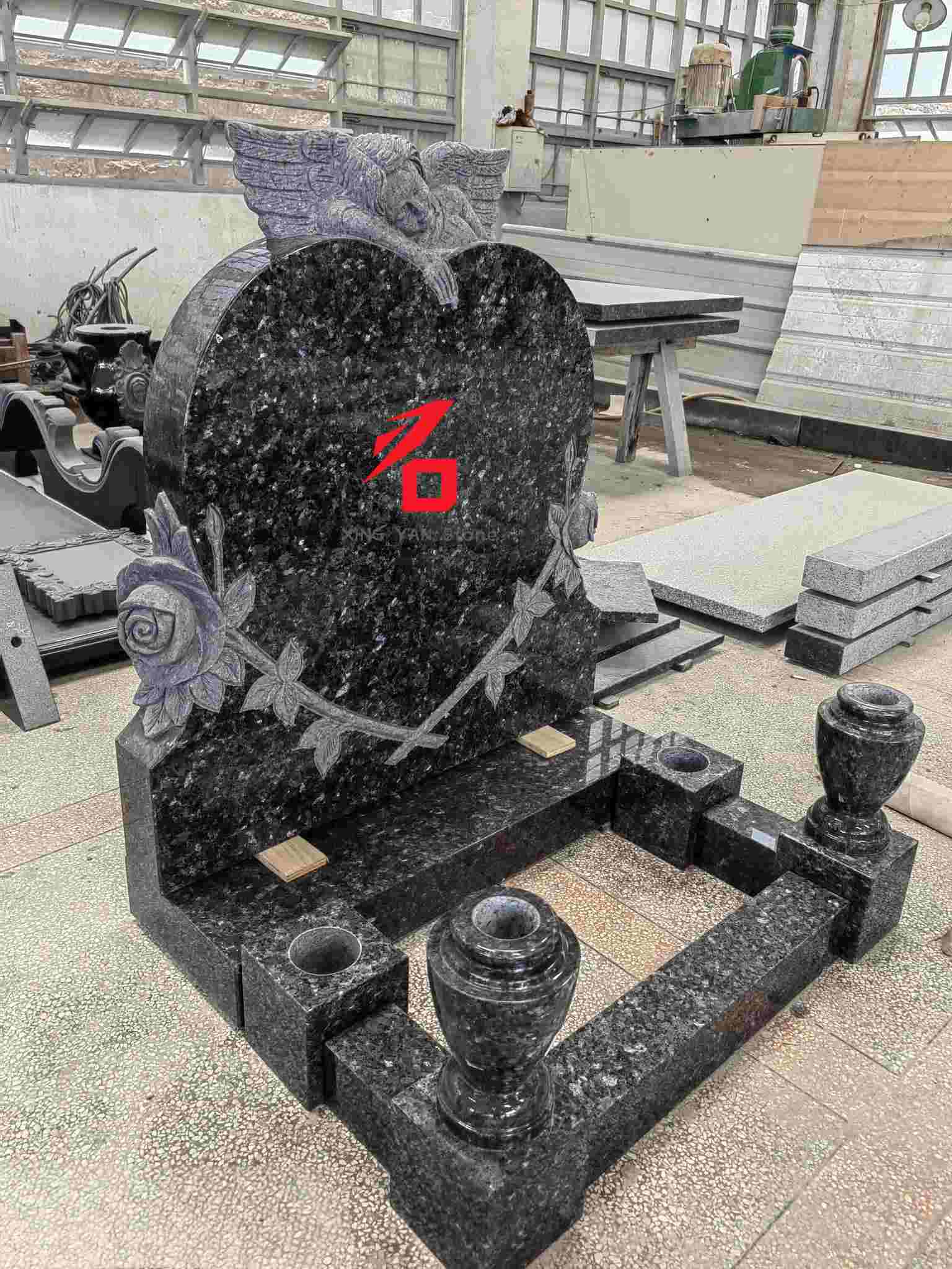 Mėlynojo perlo granito širdies formos angelo memorialinis antkapis