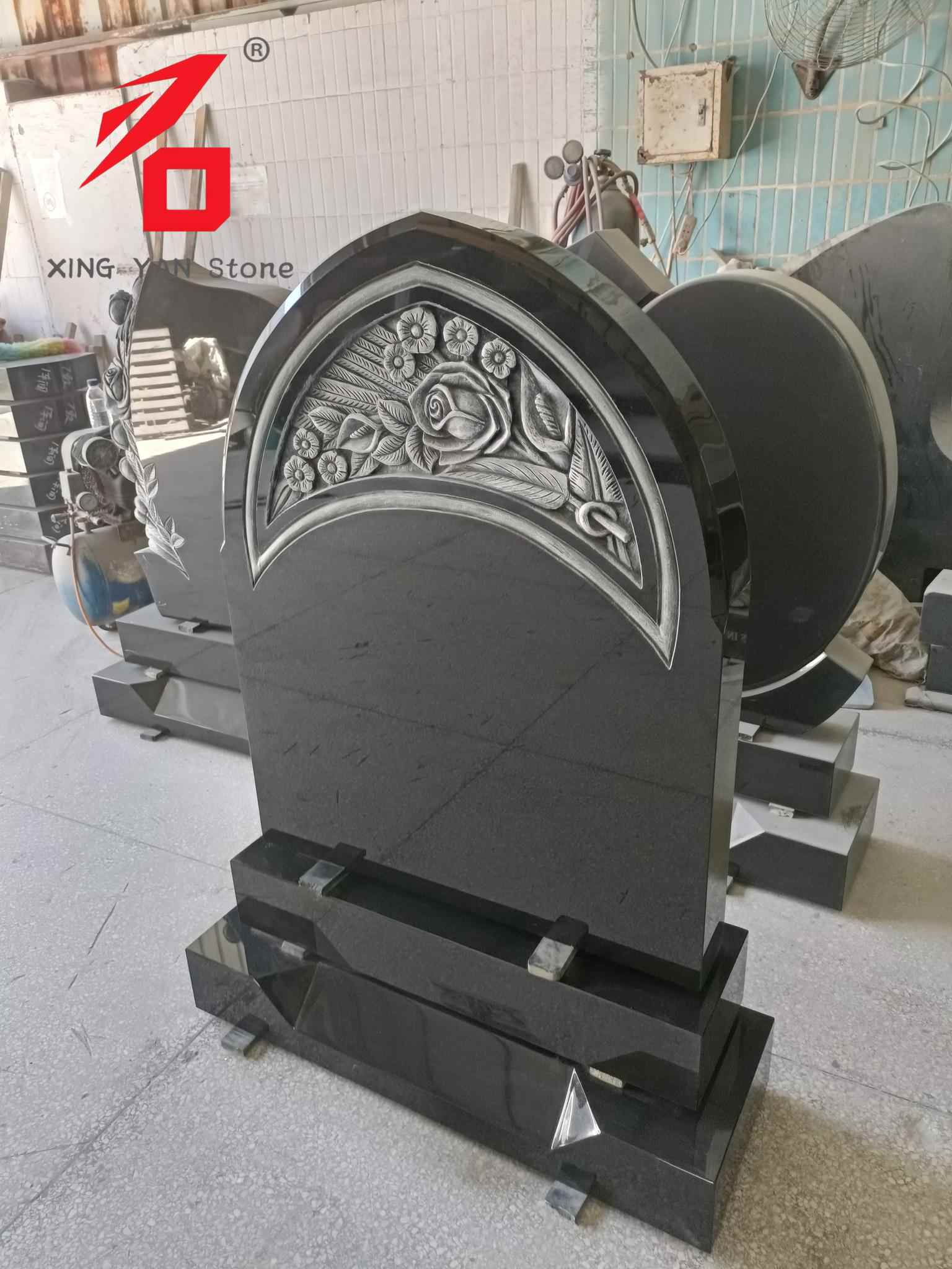 Rožinis antkapis, juodo granito arkinis antkapis